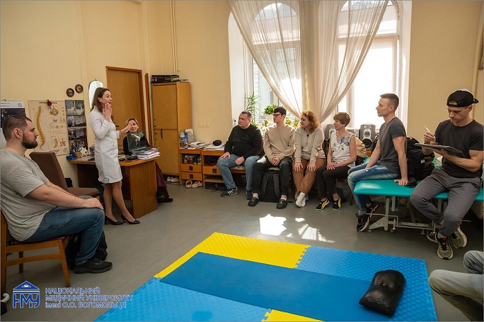 Як зберегти здоров’я спини під час сидячої роботи: поради лікарів Університетської клініки